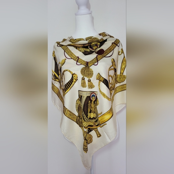 100%Authentic Hermes Carré 90 GRAND UNIFORME Ivory x Gold Silk Scarf W/Box - Picture 1 of 12